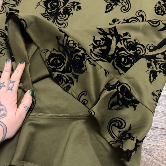 Y2K Vintage Velvet Rose Brocade Peplum Pencil Skirt (Olive/Black) Size Medium - Picture 3 of 7